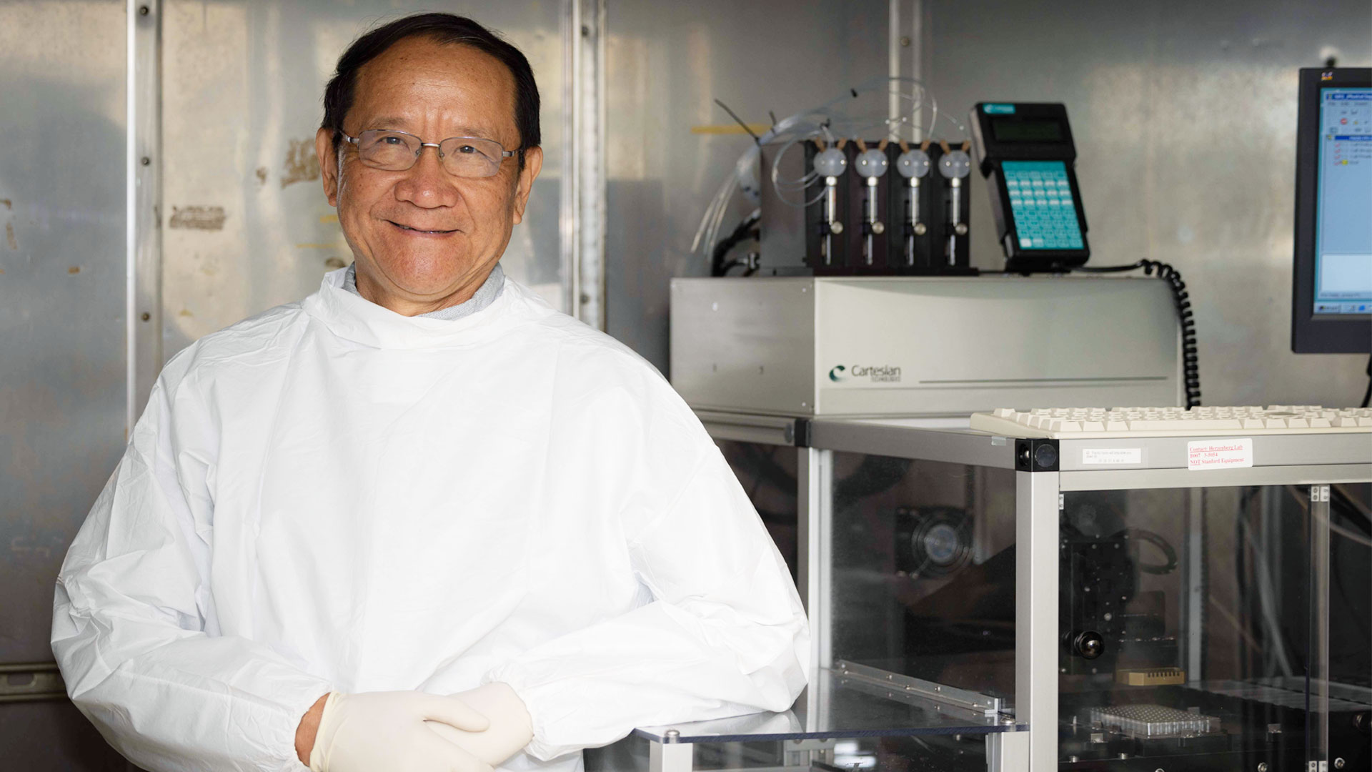 An SRI scientist shares glycomics protocols with the scientific community